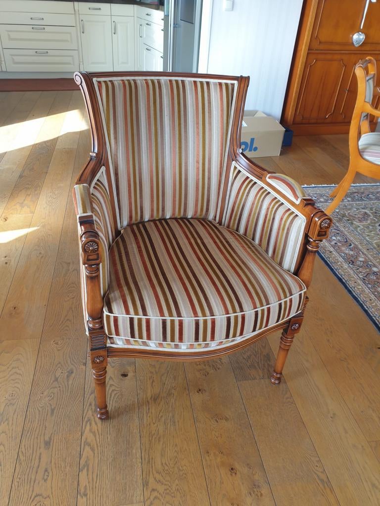Heerlijke zittende stoel / fauteuil met fraaieafwerking, Ophalen, 75 tot 100 cm, 50 tot 75 cm