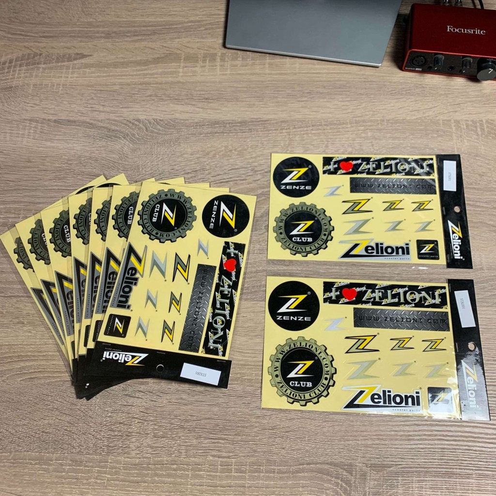 Zelioni stickervel scooter/motor (Piaggio, Vespa etc), Info@jynkx.com, Nieuw, Ophalen of Verzenden, Piazza 99