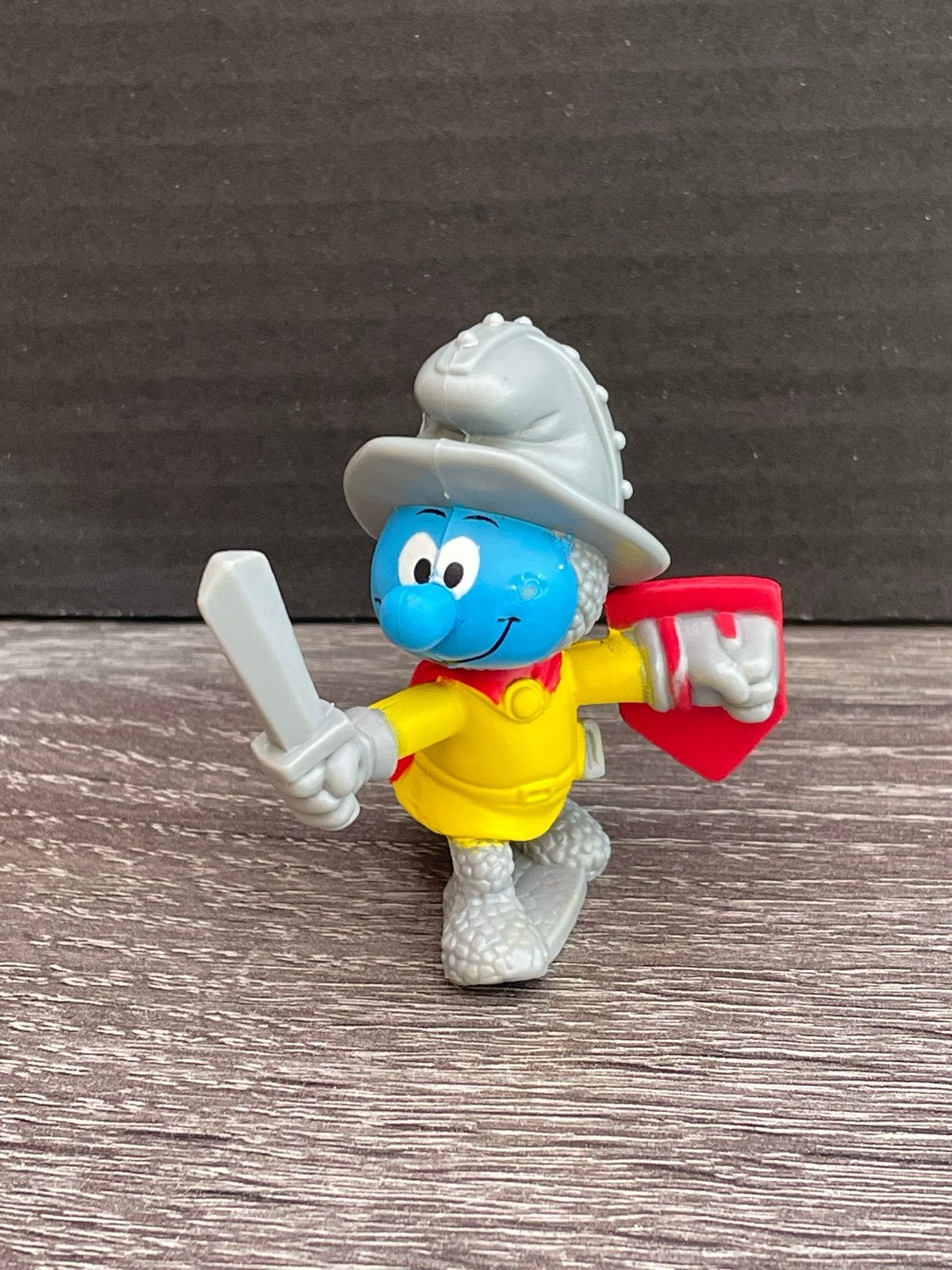 Smurf ridder met zwaard en schild - Vintage Smurfen figuur, Verzamelen, Smurfen, Ophalen of Verzenden, Gebruikt, Overige Smurfen