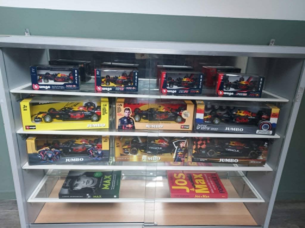 10 verstappen auto's nog nieuw in doos incl vitrine kast, Ophalen