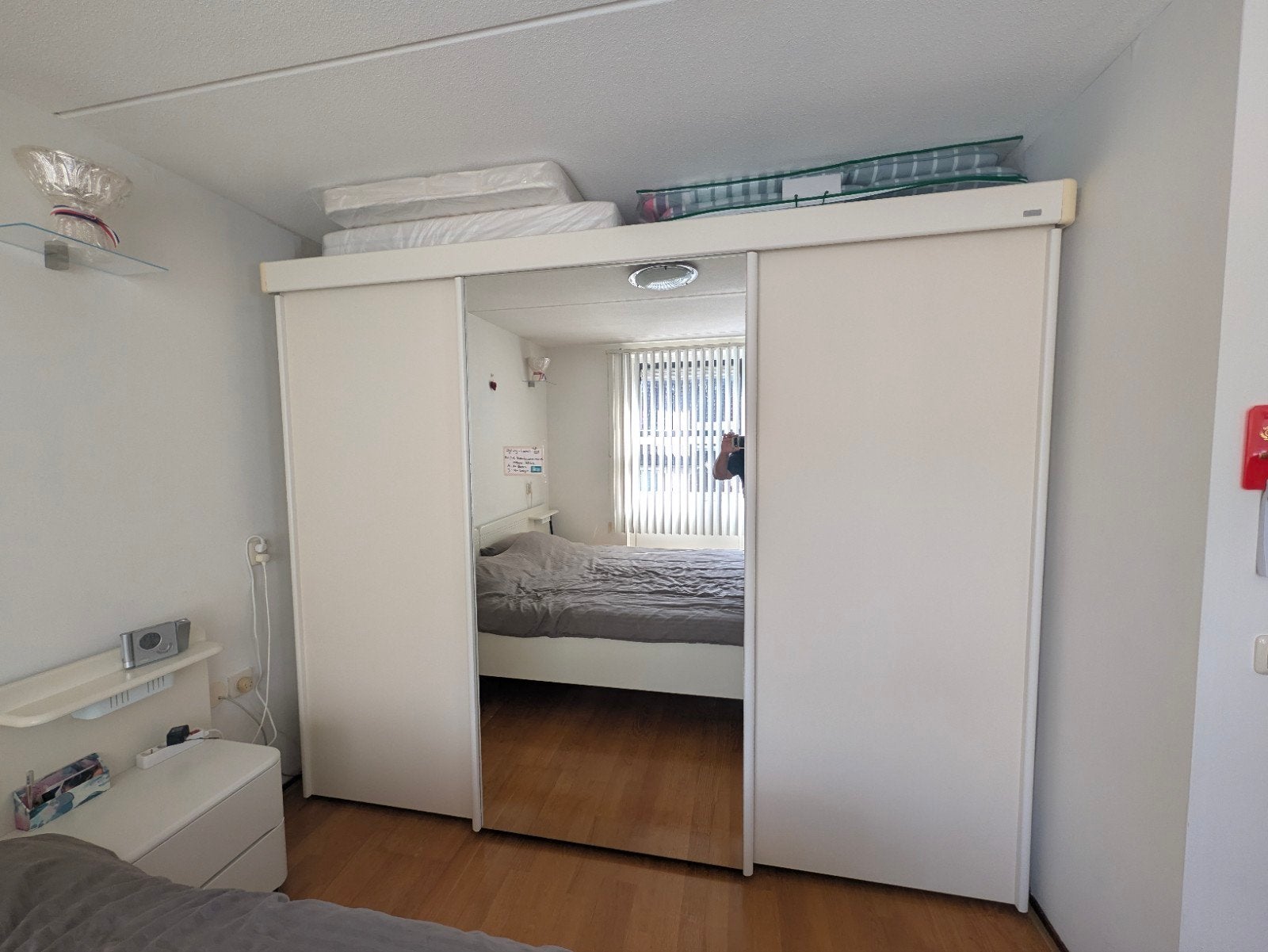Kledingkast met schuifdeuren en spiegel gratis af te halen, Gebruikt, 200 cm of meer, Ophalen of Verzenden, 200 cm of meer