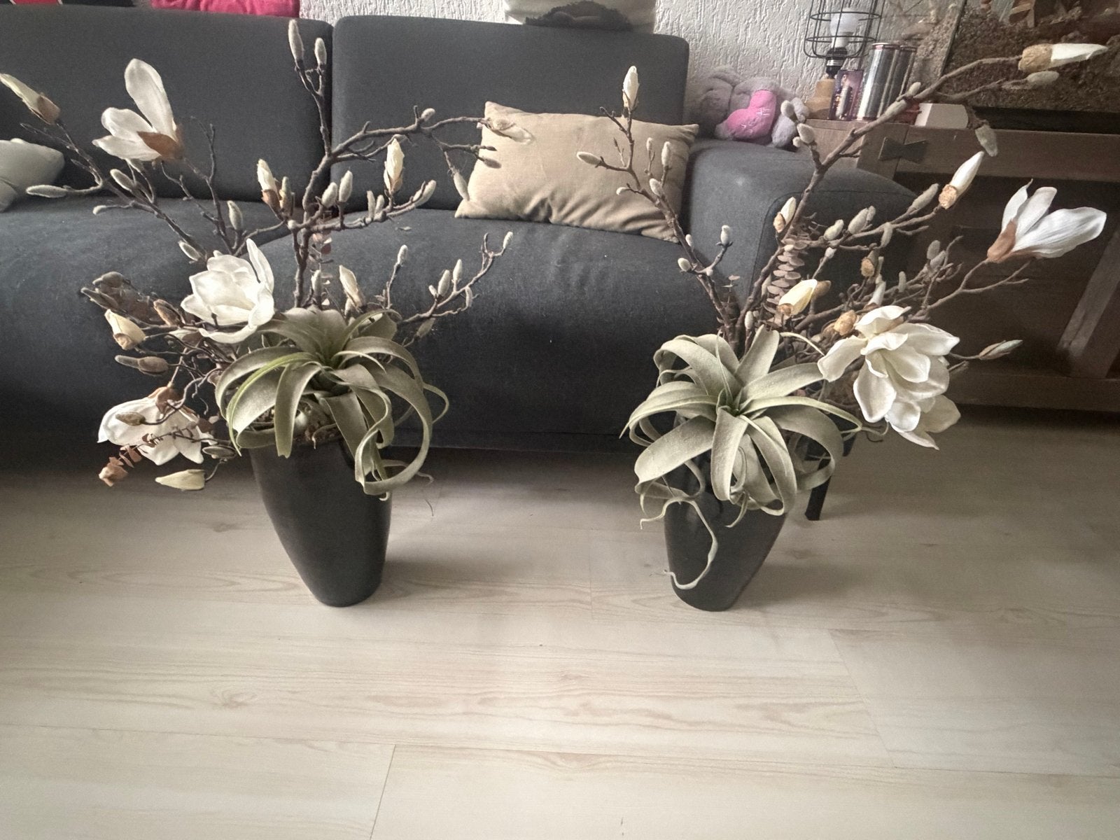 2 hoge zwarte potten met kunstbloemen, Gebruikt, 30 cm, Inclusief kunstbloemen, Bloemstuk