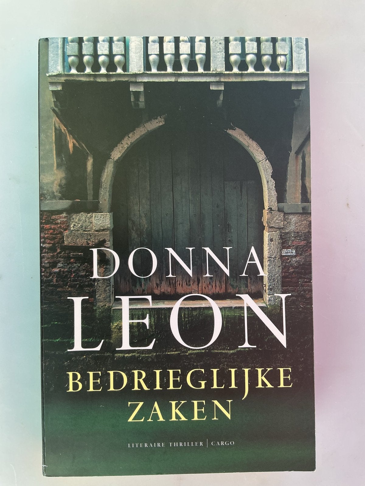 Donna Leon - Bedrieglijke Zaken (Commissaris Brunetti), Ophalen of Verzenden, Zo goed als nieuw, Europa overig
