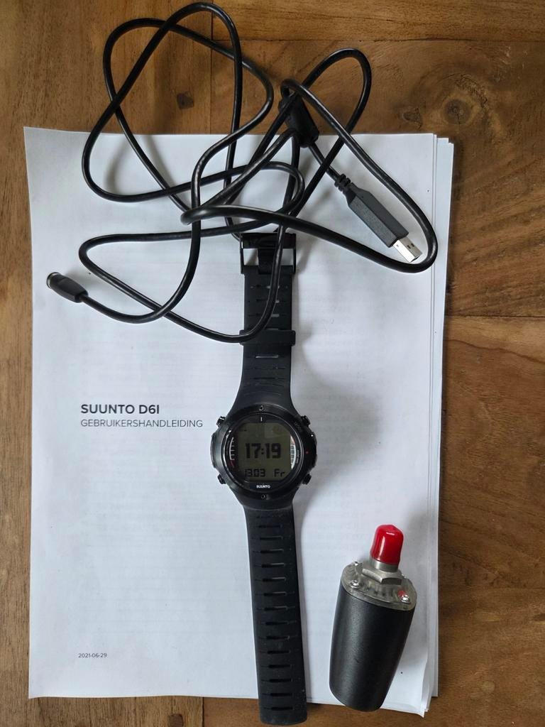 Suunto D6i duikcomputer met kabel en handleiding, Ophalen of Verzenden, Duikcomputer