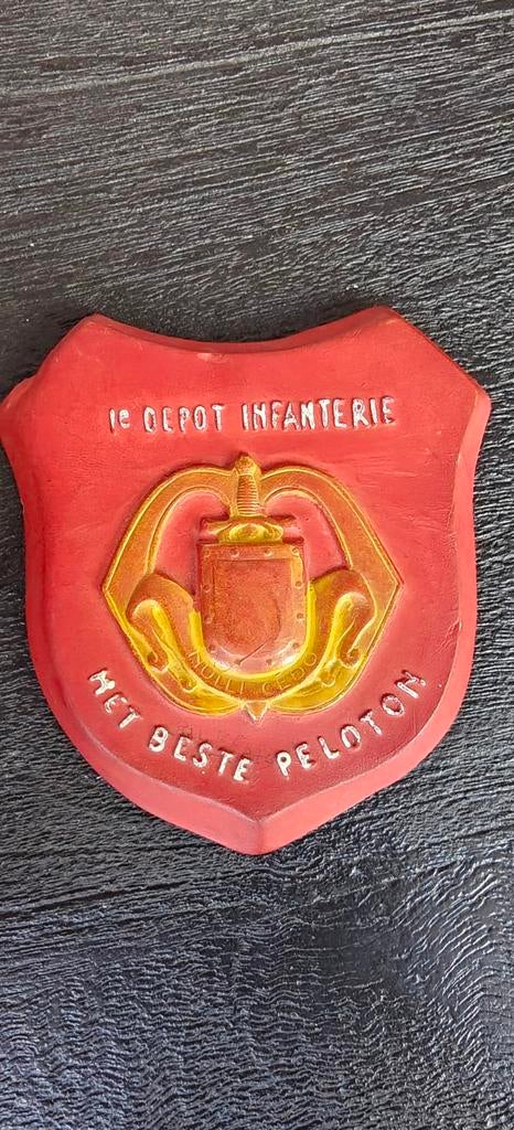Schildje aardewerk 1e Depot Infanterie, Ophalen of Verzenden, Zo goed als nieuw, Embleem, Speld of Insigne