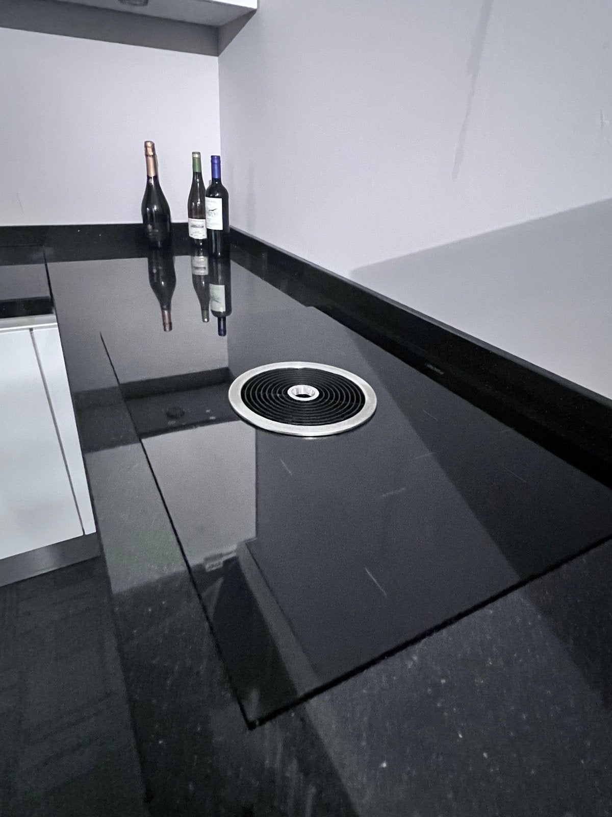Foto 6 van Puntgave Siematic keuken met bora en zwart granieten blad.