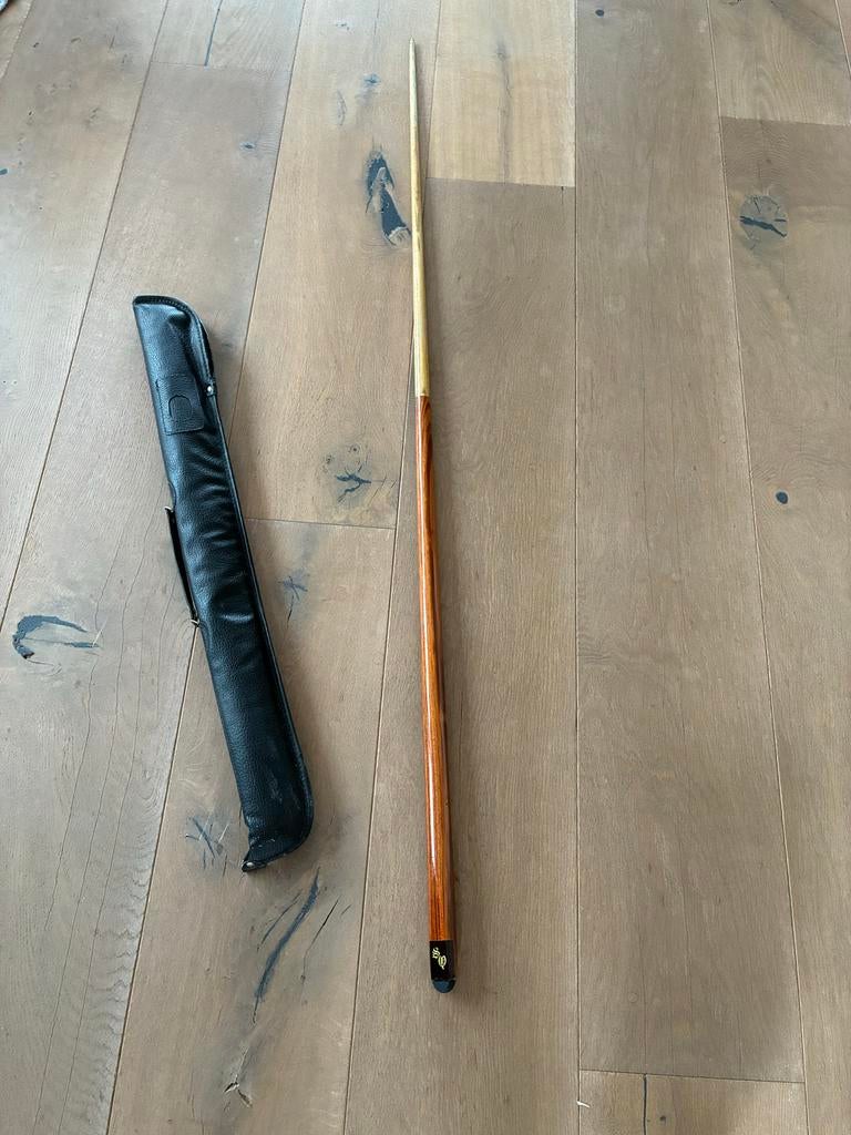 Houten biljartkeu met hoes - Zo goed als nieuw, Sport en Fitness, Biljarten en Poolen, Ophalen of Verzenden, Zo goed als nieuw