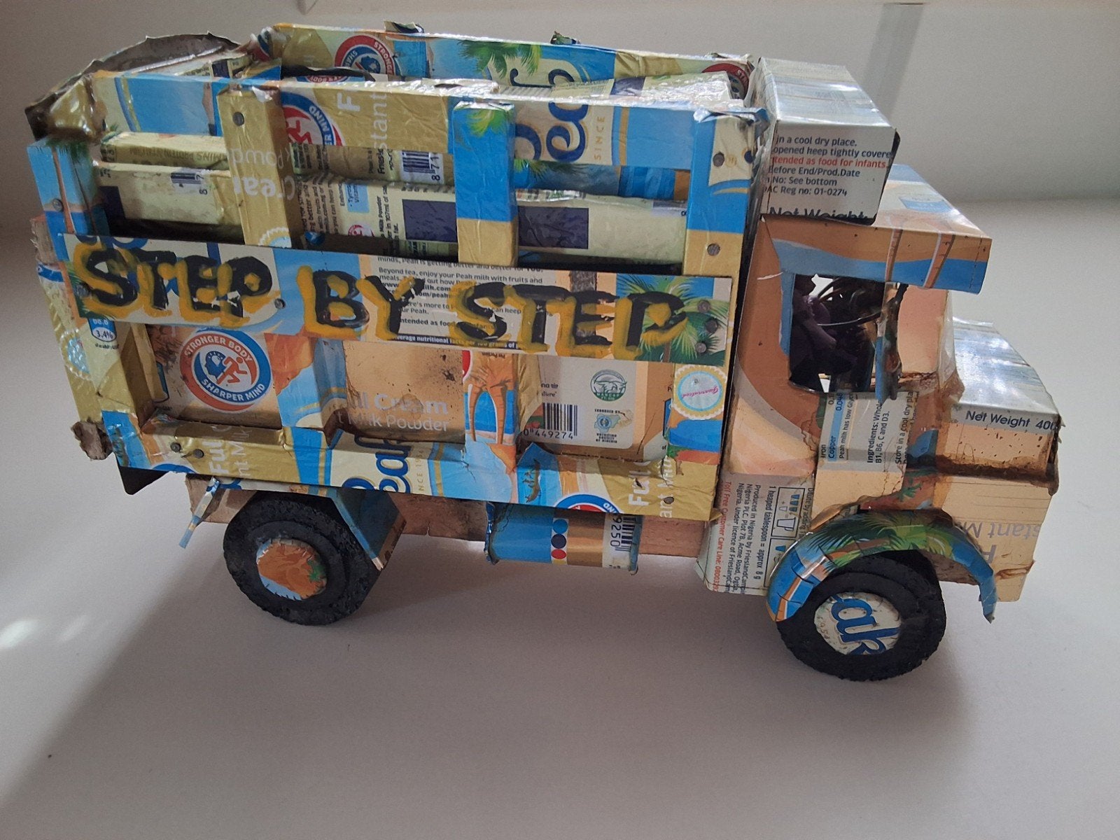 Uniek handgemaakt speelgoedvoertuig van gerecycled materi., Ophalen of Verzenden, Nieuw
