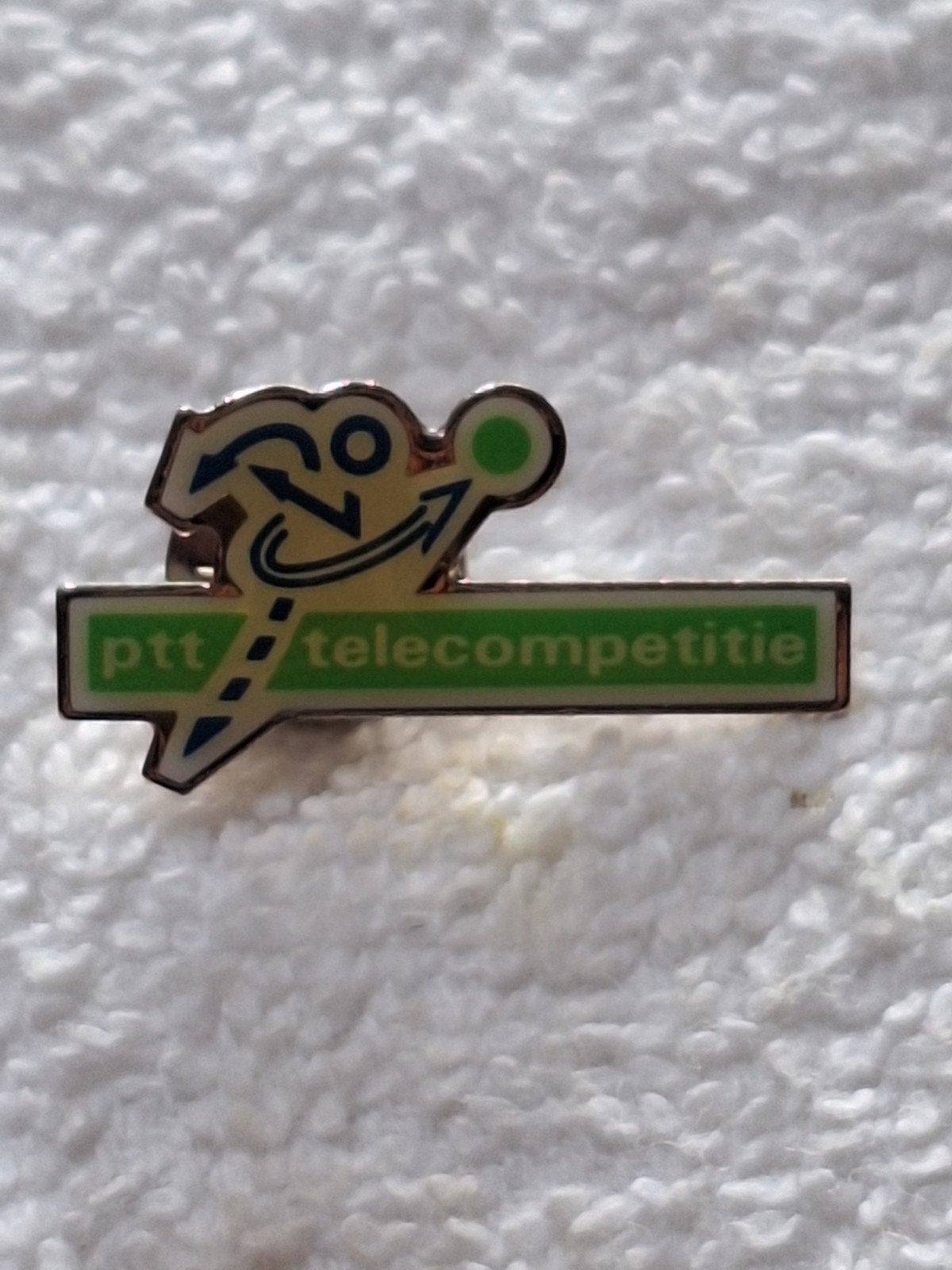 Voetbal: PTT TELECOMPETITIE , Fraaie vintage pin, Verzamelen, Verzenden, Zo goed als nieuw, Sport, Speldje of Pin