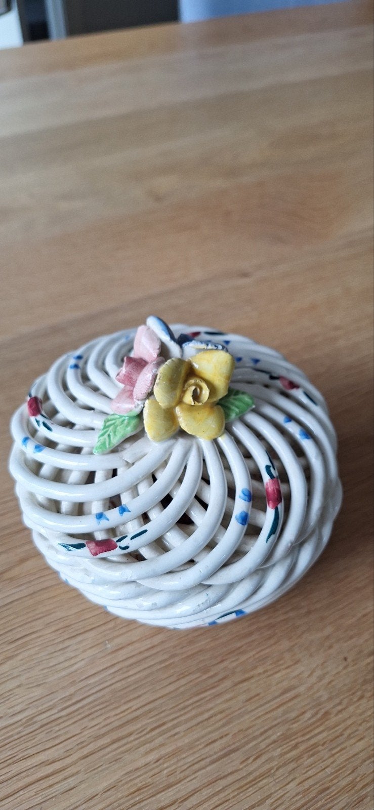 Vintage keramieken bonbonnière/mandje met bloemen uit Spanje, Antiek en Kunst, Antiek | Keramiek en Aardewerk, Ophalen of Verzenden