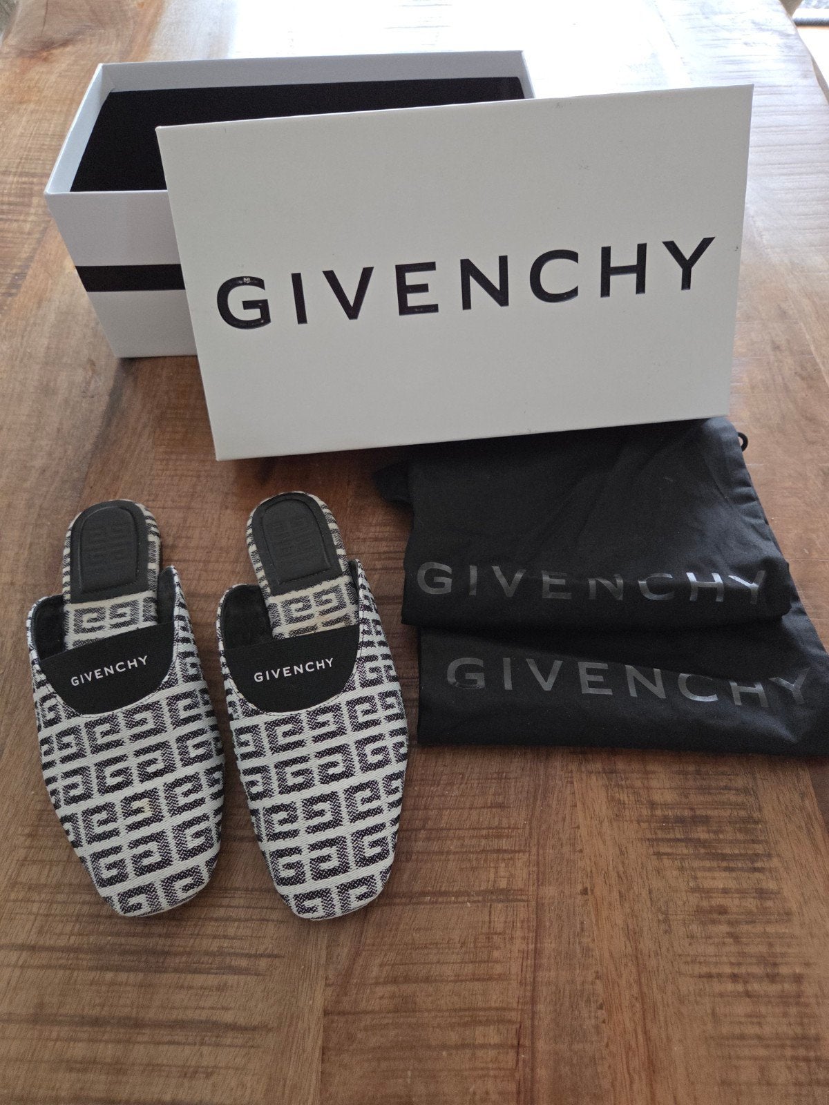 Givenchy Slippers/instappers, maat 36, Ophalen of Verzenden, Givenchy, Gedragen, Wit