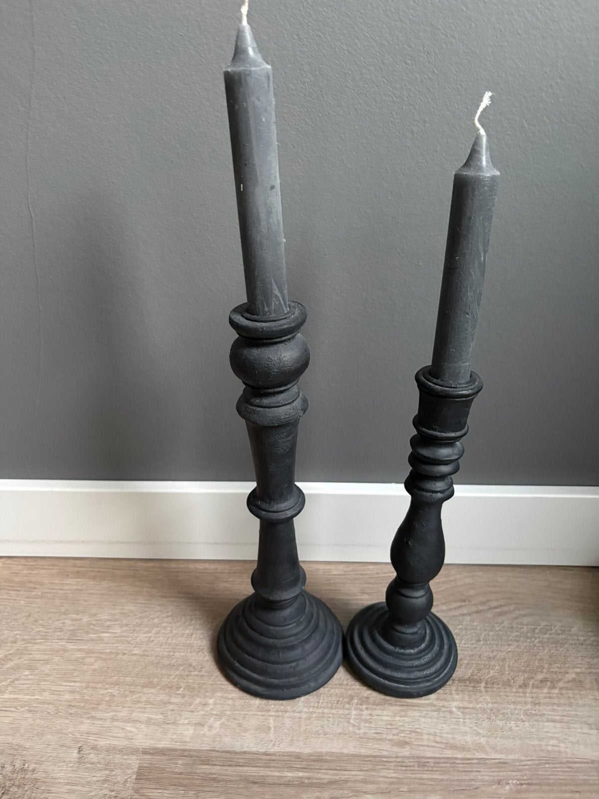 Donkergrijze kandelaars Loods 5 28 cm en 25 cm hoog, Overige merken, Ophalen of Verzenden, Zo goed als nieuw, 28 cm