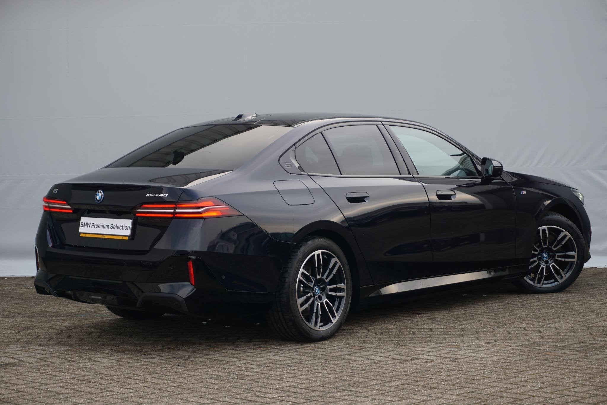 BMW i5 Sedan xDrive40 M Sportpakket 19'' / Panoramadak / Har, Stof, Zwart, 394 pk, Zwart