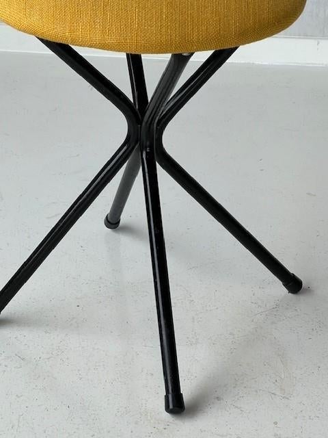 Vintage kruk geel retro krukje jaren 50 design stool 1950s, Huis en Inrichting, Krukjes, Gebruikt, Staal, Ophalen of Verzenden