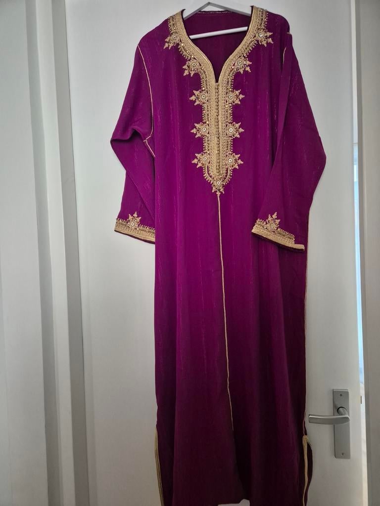 Nieuwe paarse kaftan met gouden borduursels, Maat 38/40 (M), Paars, Nieuw, Ophalen of Verzenden