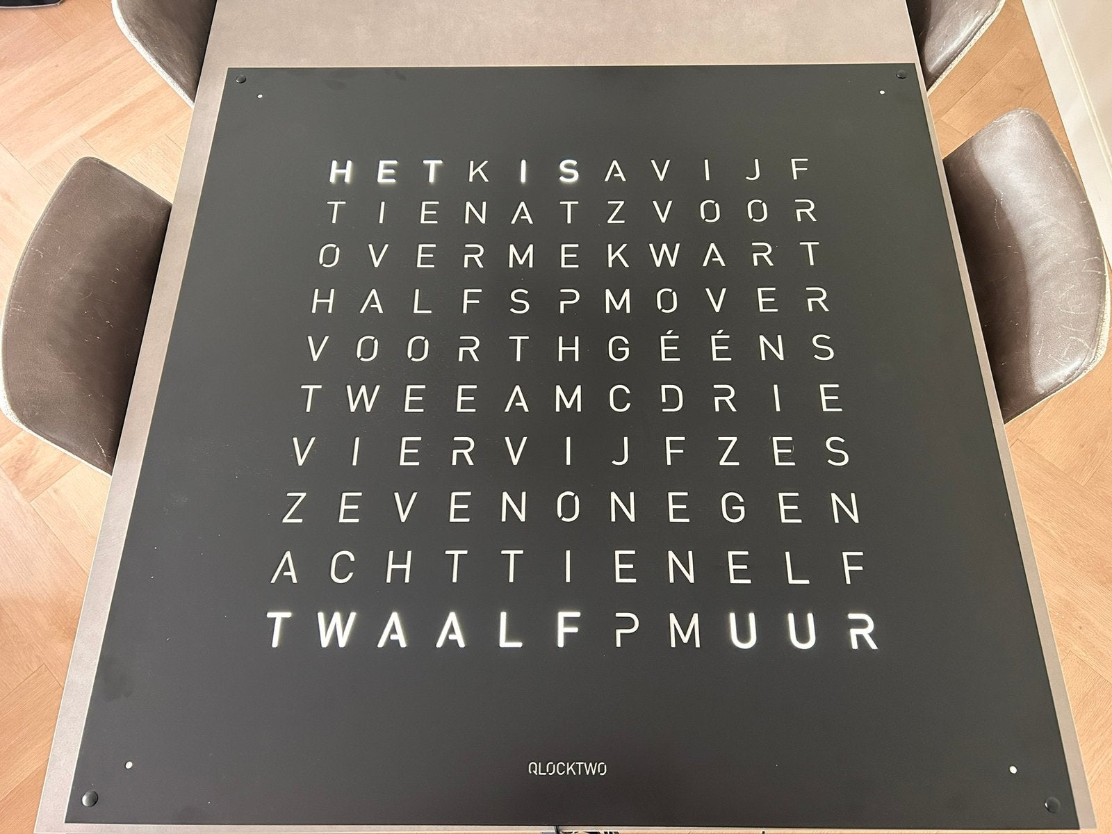QLOCKTWO EARTH 90 – Black Pepper – 90x90 cm, Ophalen, Wandklok, Zo goed als nieuw, Digitaal