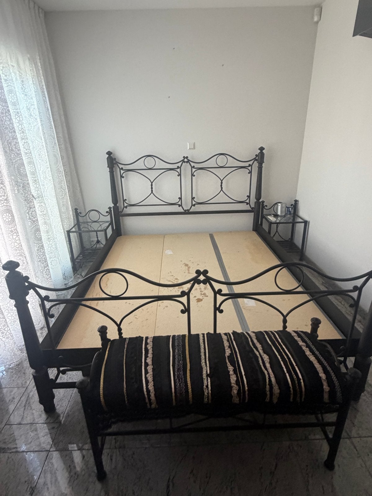 Tweepersoons metalen bedframe met nachtkastjes en bankje, Huis en Inrichting, Slaapkamer | Bedden, Gebruikt, Bruin, Tweepersoons