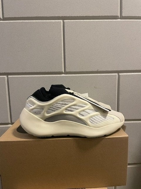 Yeezy 700 Azael - Maat EU 41 1/3, Wit, Nieuw, Ophalen of Verzenden, Sneakers of Gympen