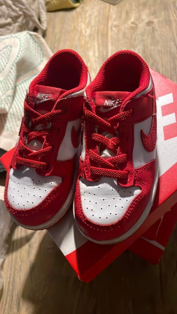 Zgan rood wit NIKE PEUTER SNEAKERS MAAT 26, Ophalen of Verzenden, Zo goed als nieuw, Jongen of Meisje, Sportschoenen