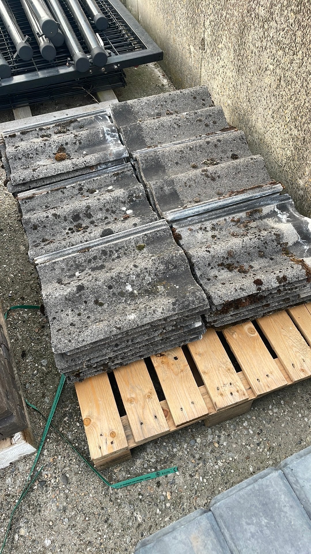 Betonnen dakpannen, Doe-het-zelf en Verbouw, Ophalen, Steen of Klei, Zo goed als nieuw, 15 m² of meer
