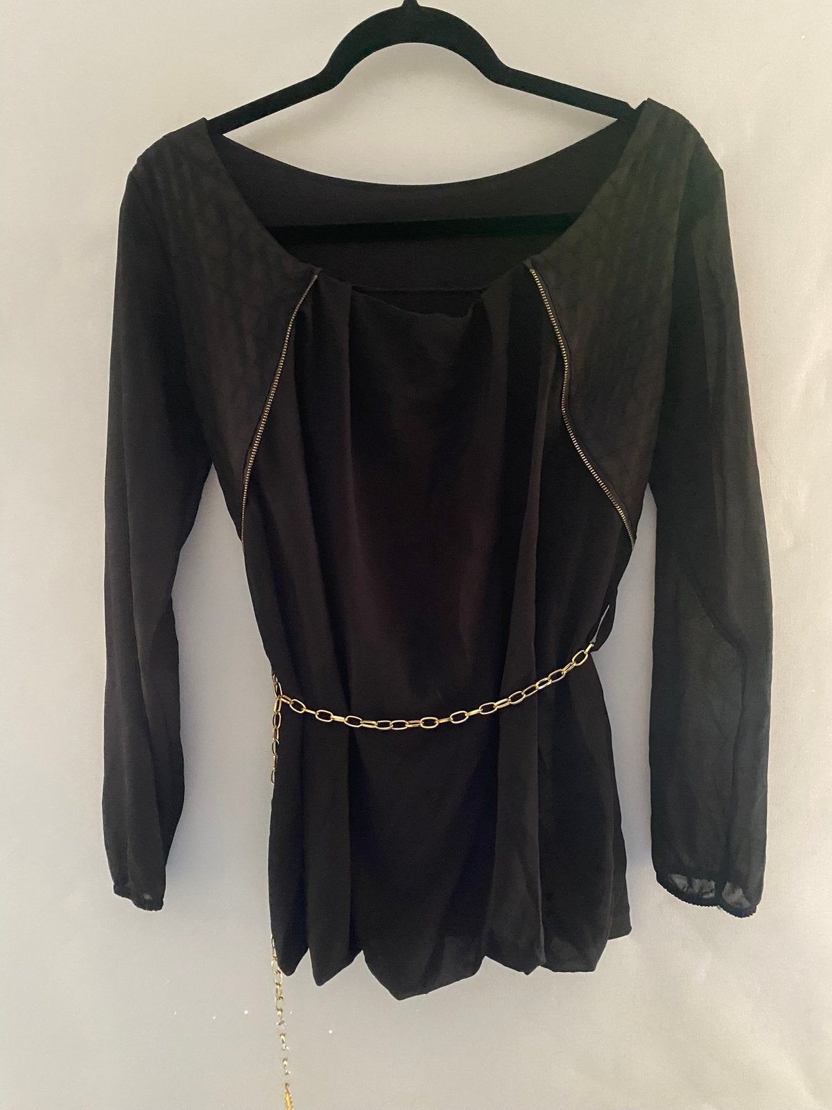 Zwarte elegante blouse met gouden kettingdetail | XS/S 34/36, Kleding | Dames, Blouses en Tunieken, Ophalen of Verzenden, Zo goed als nieuw