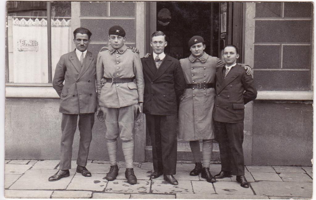 Fotokaart Interbellum - Militairen bij Franse Winkel, Verzamelen, Militaria | Algemeen, Verzenden, Landmacht, Overige gebieden