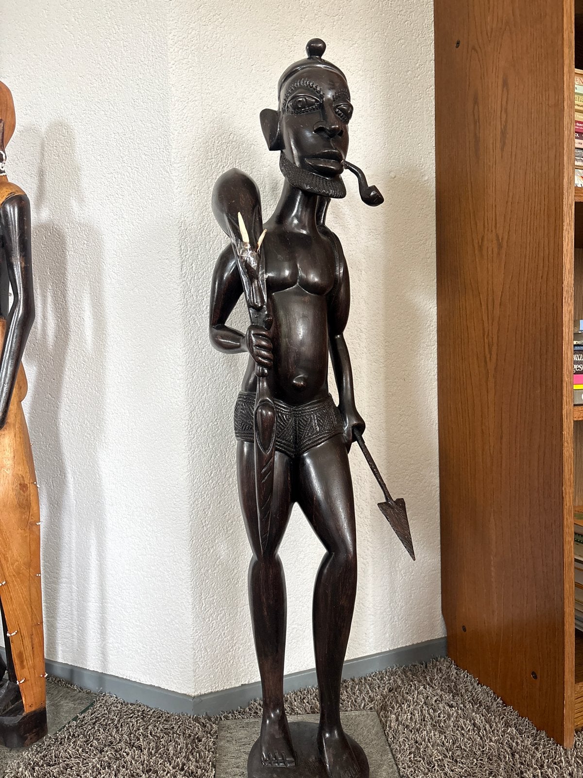 Groot handgesneden Afrikaans beeld van een jager, Ophalen, Handgemaakt, 1 meter - 2 meter, Beeld
