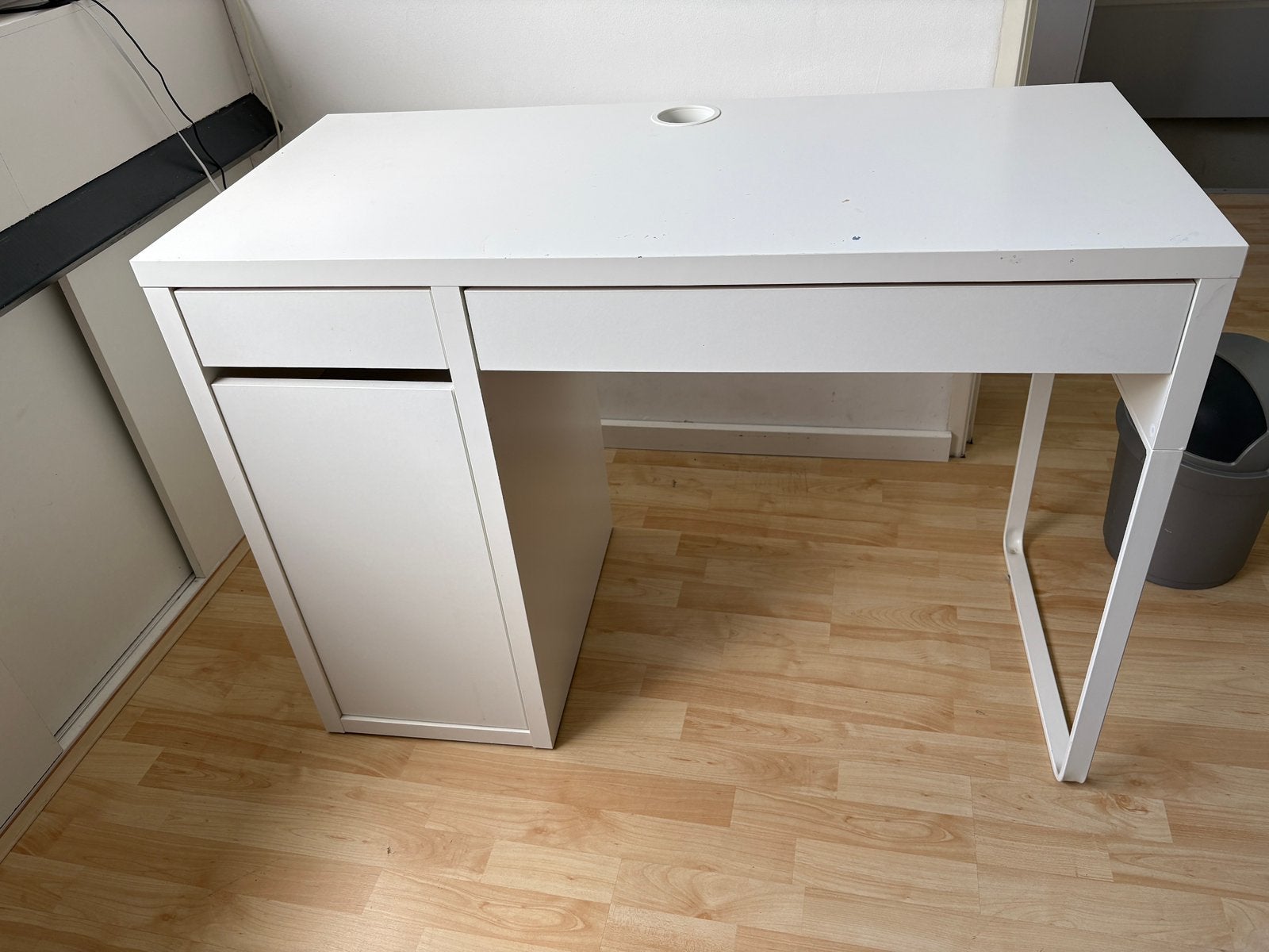 IKEA MICKE bureau en IKEA SNILLE draaistoel wit, 105 cm, Gebruikt, Spaanplaat of MDF, 50 cm