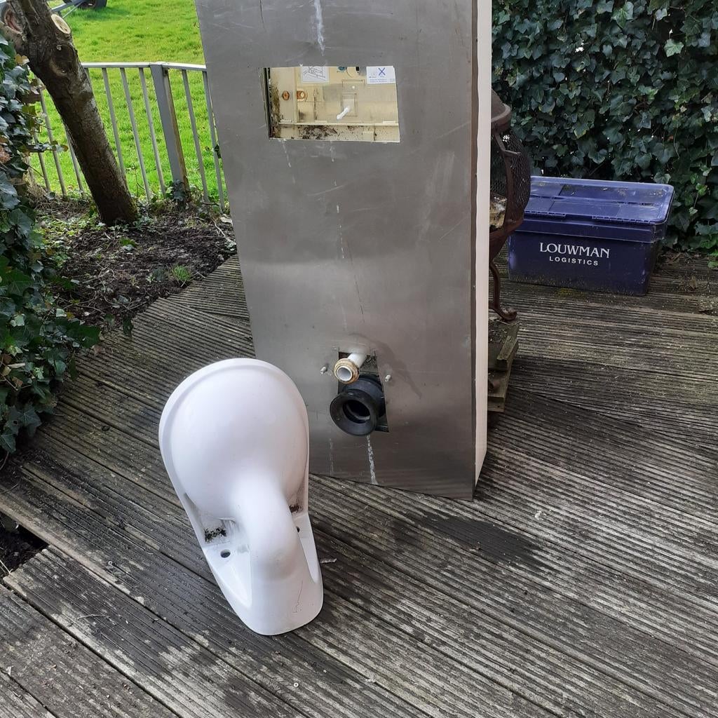 Sanibroyeur met inbouwreservoir en RVS ombouw, Doe-het-zelf en Verbouw, Sanitair, Ophalen, Zo goed als nieuw, Rvs, Overige typen