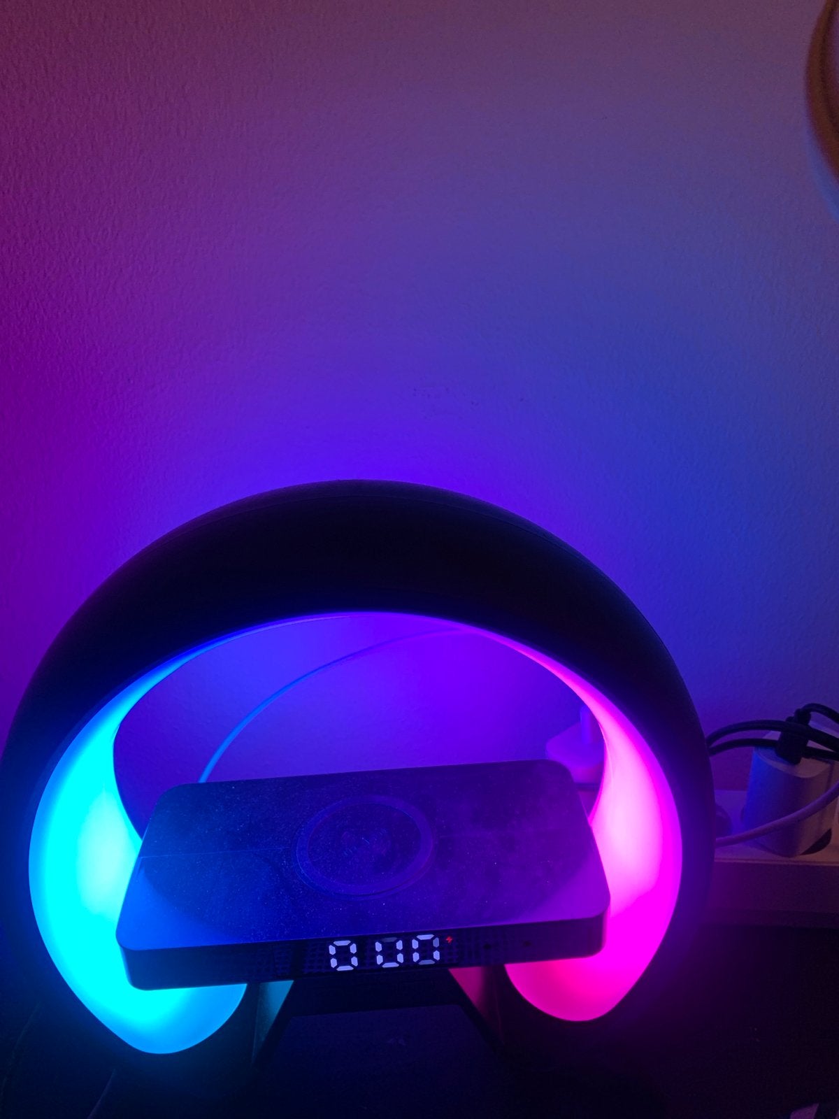 Multifunctionele LED Lamp met Draadloze Oplader en Klok, Ophalen, Meerkleurig, Kunststof, Zo goed als nieuw