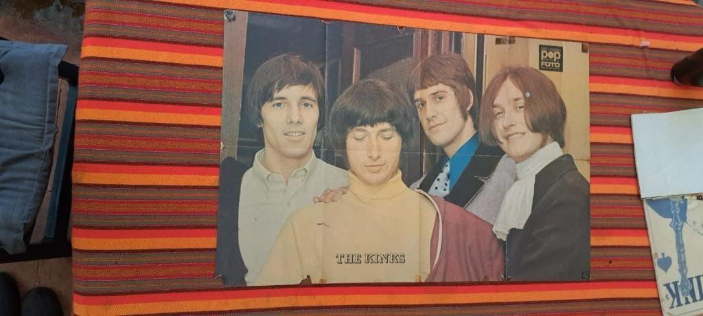 Kinks poster uit Popfoto 1968, Gebruikt, Deurposter of groter, Rechthoekig Liggend, Ophalen of Verzenden