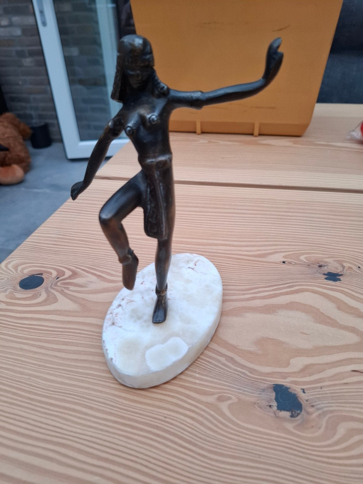prachtige vintage beeldje egyptische danseres op marmeren vo, Antiek en Kunst, Ophalen of Verzenden