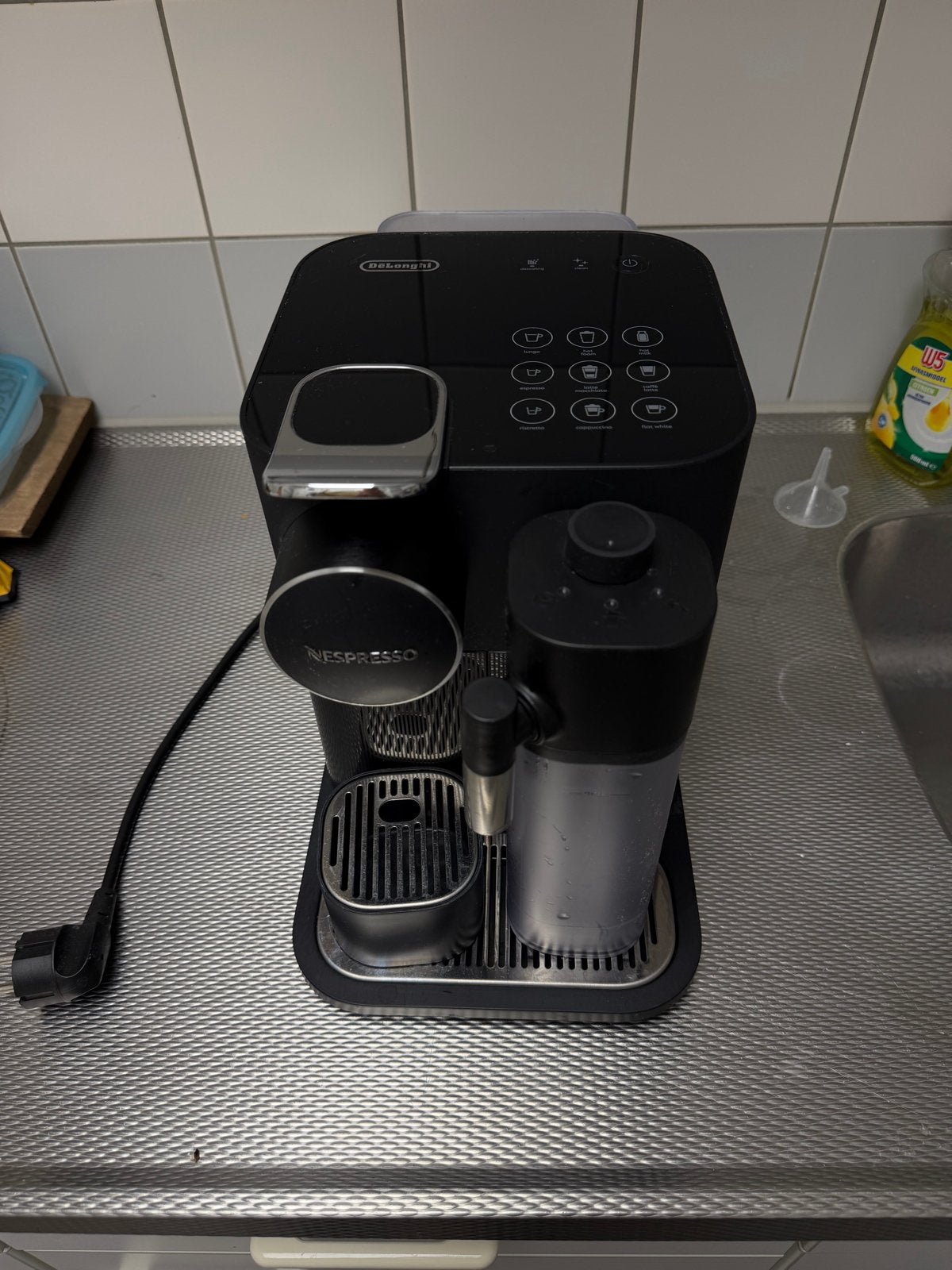 Nespresso De'Longhi Lattissima One - Zwart, Gebruikt, Koffiemachine, Ophalen of Verzenden, 2 tot 4 kopjes