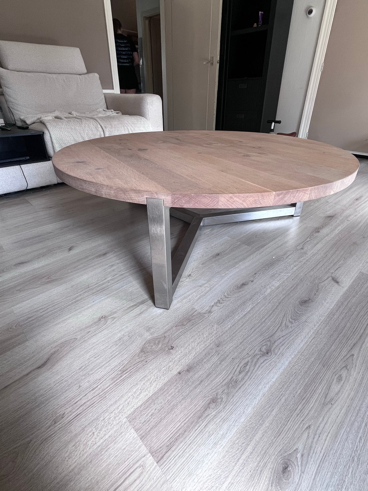 Ronde salontafel van eikenhout met metalen onderstel, Ophalen, Gebruikt, 100 tot 150 cm, 50 tot 100 cm