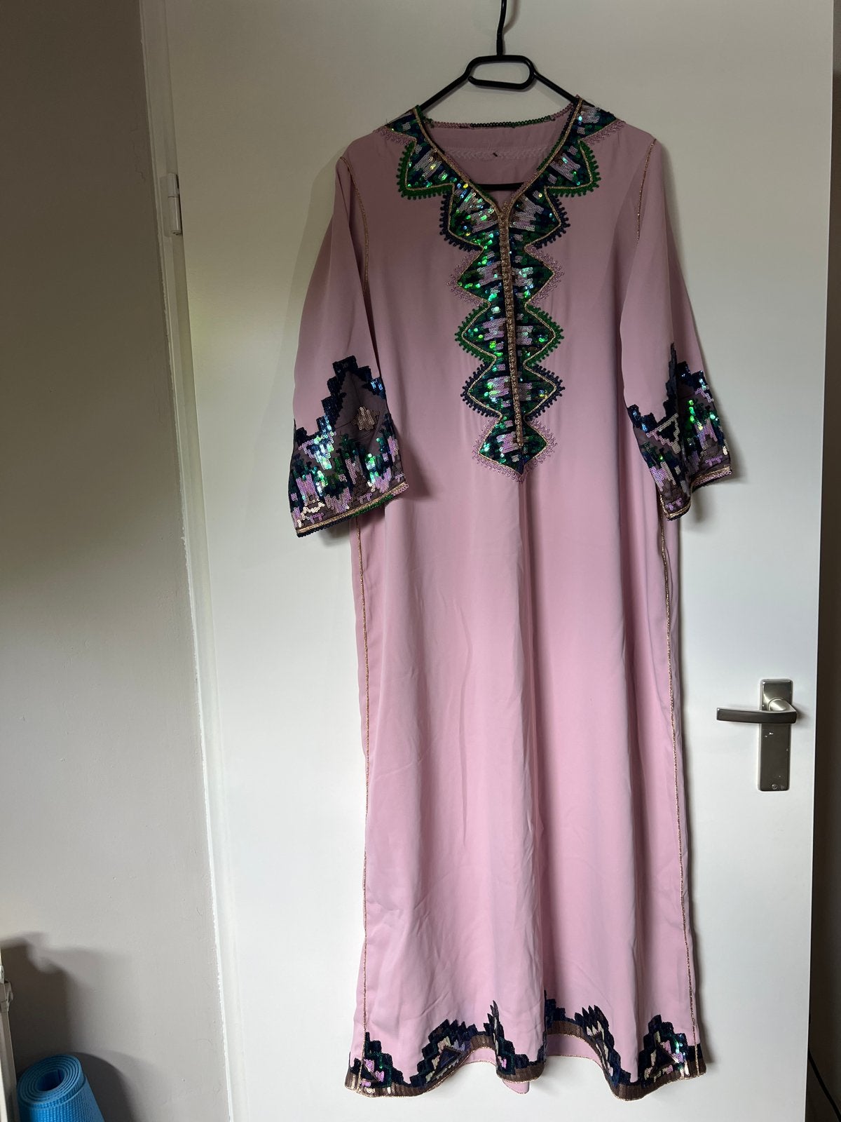 Roze djellaba met goud boorduurwerk en Pailletten, Maat 38/40 (M), Ophalen of Verzenden, Zo goed als nieuw, Roze