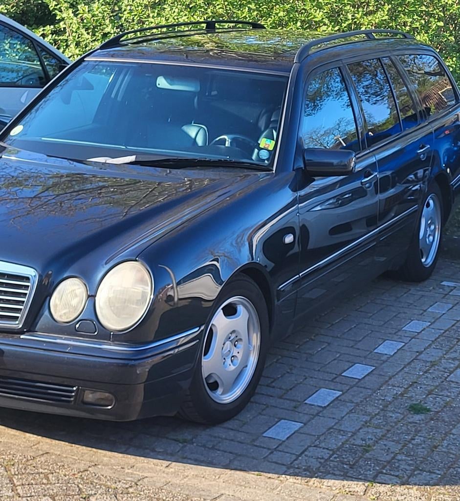 Mercedes-Benz E-klasse E320 Avantgarde Youngtimer, Auto's, Mercedes-Benz, Automaat, Achterwielaandrijving, Zwart, 7 stoelen