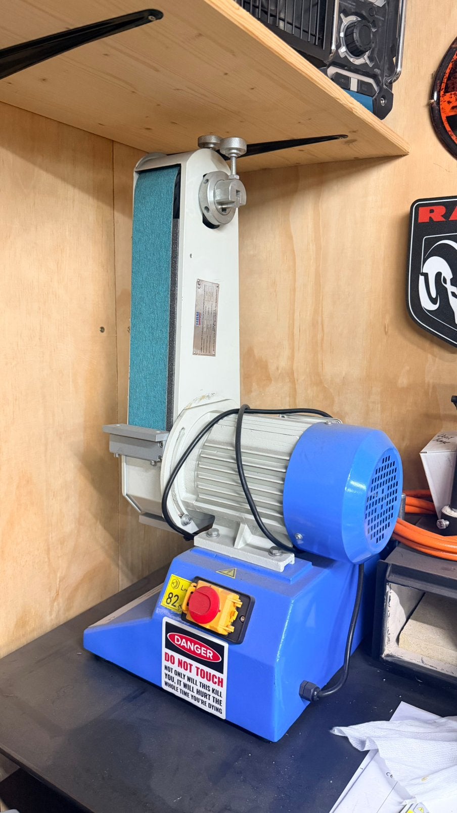 HBM Metaal bandschuurmachine, Ophalen, Zo goed als nieuw, 600 tot 1200 watt, Bandschuurmachine
