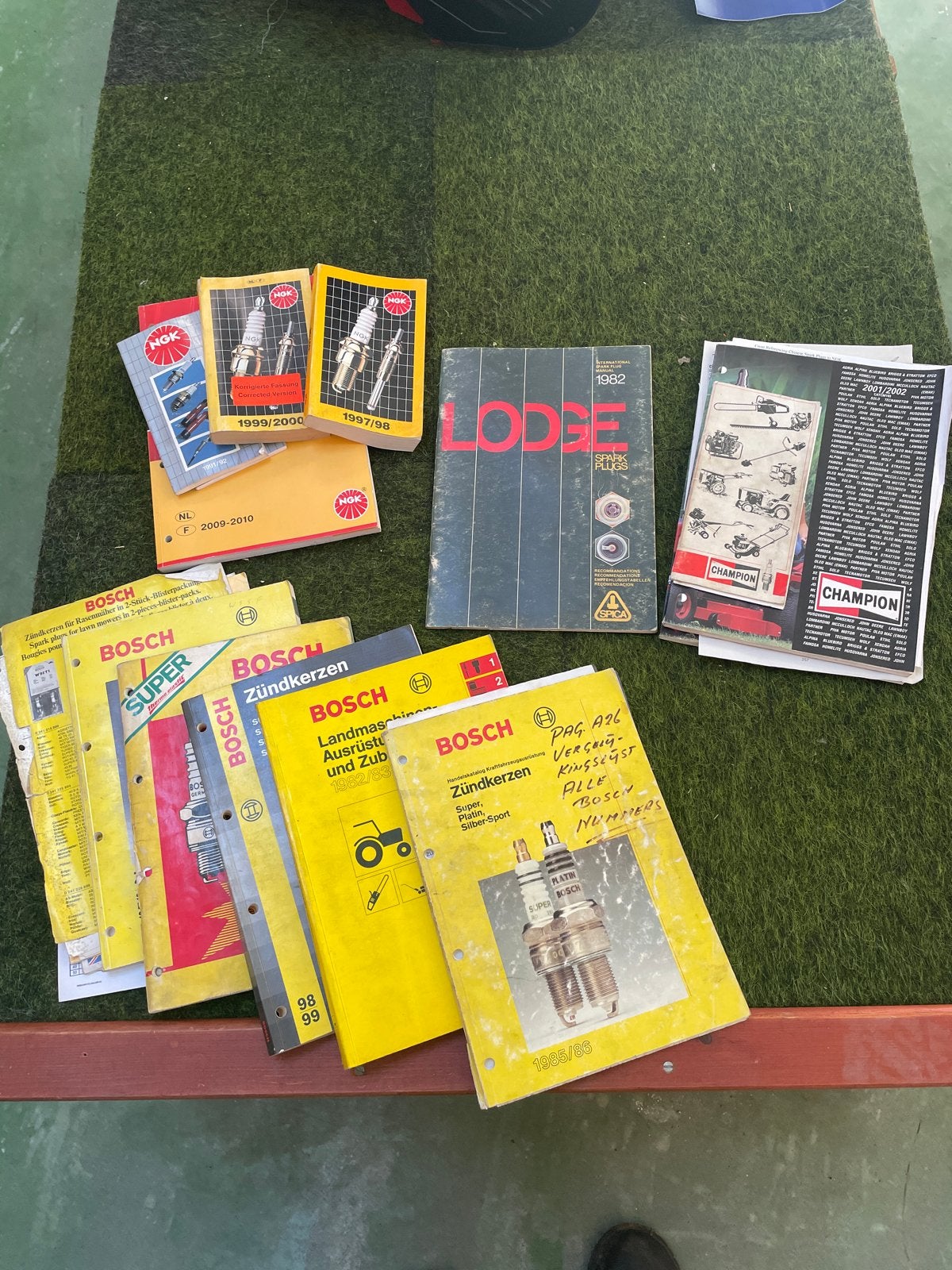 Grote collectie bougie catalogi Bosch, NGK, Lodge, Champion, Ophalen, Gelezen, Algemeen