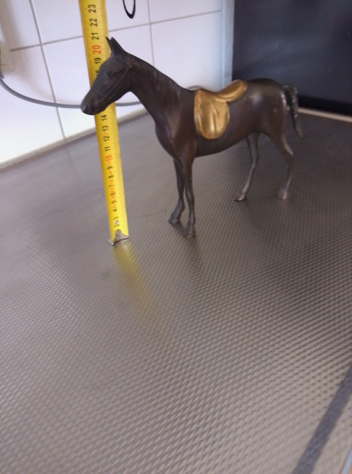 Bronzen paardenbeeldje met zadel, vintage decoratie, Ophalen of Verzenden, Gebruikt, Dier