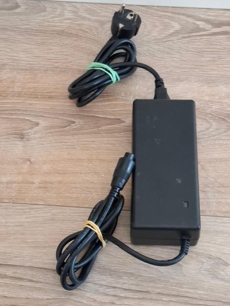 Li-ion Fietsaccu Oplader – 42V 2A – 5‑pins], Fietsen en Brommers, Ophalen of Verzenden, Zo goed als nieuw