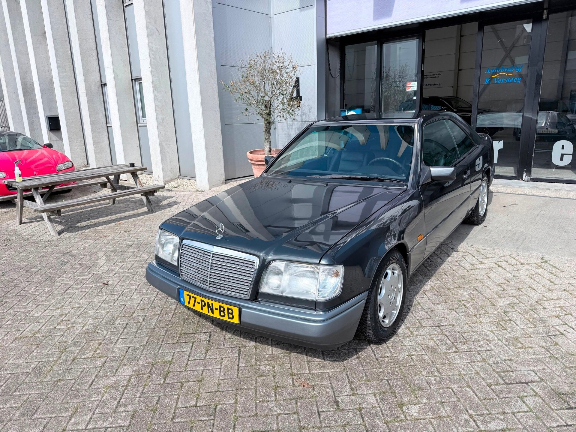 Mercedes-Benz E-klasse 200 CE Facelift Coupé W124 CONCOUR S, Auto's, 1998 cc, Gebruikt, Zwart, 4 stoelen