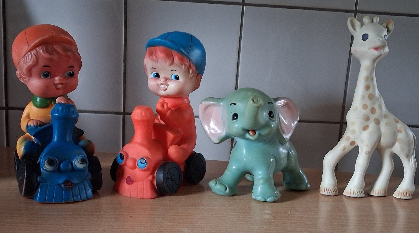 Ledraplastic. Piepfiguurtjes. Ca '50/'70.   4 stuks., Ophalen, Gebruikt