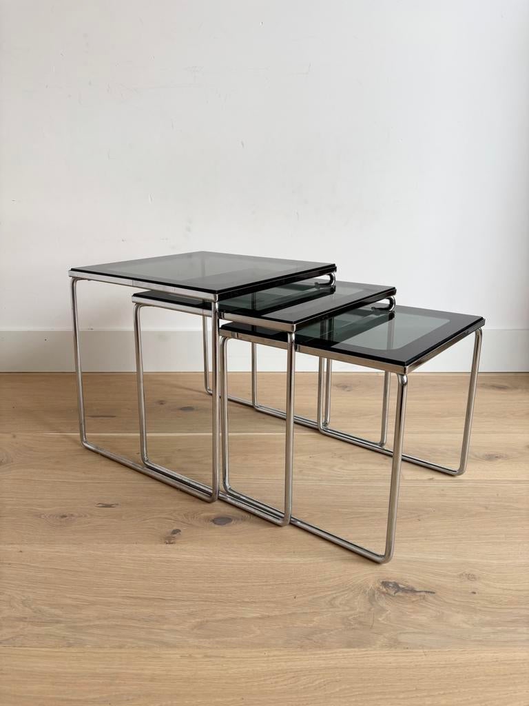 3 fraaie Vintage nesttafels van glas en metaal ‘70s, Huis en Inrichting, Tafels | Bijzettafels, Ophalen, Minder dan 55 cm, Gebruikt