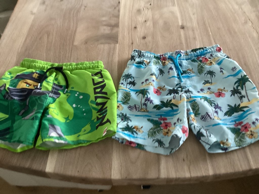 Twee zwembroeken, maat 110/116, Ophalen of Verzenden, Zo goed als nieuw, Jongen, Sport- of Zwemkleding