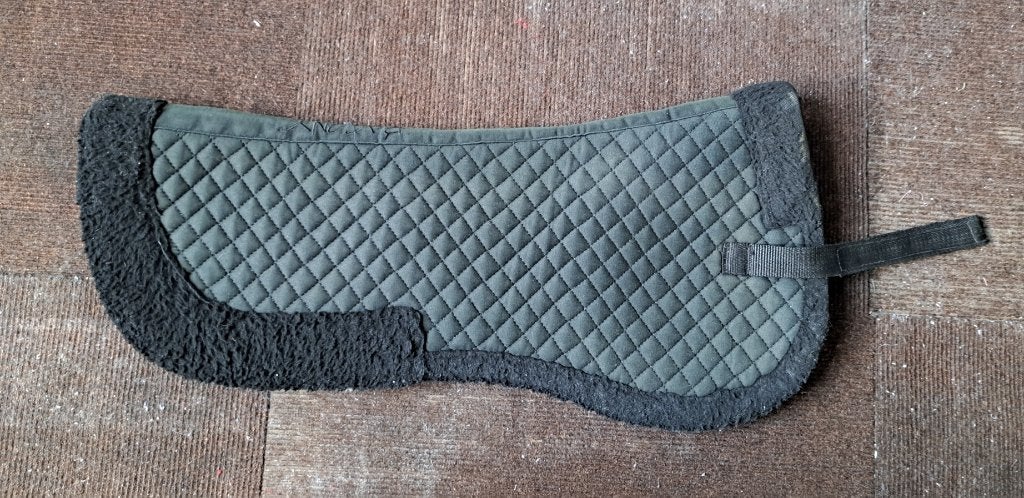 Zadel onderlegger / bontje zwart - Full, Full (L), Gebruikt, Zadeldekje, Ophalen of Verzenden