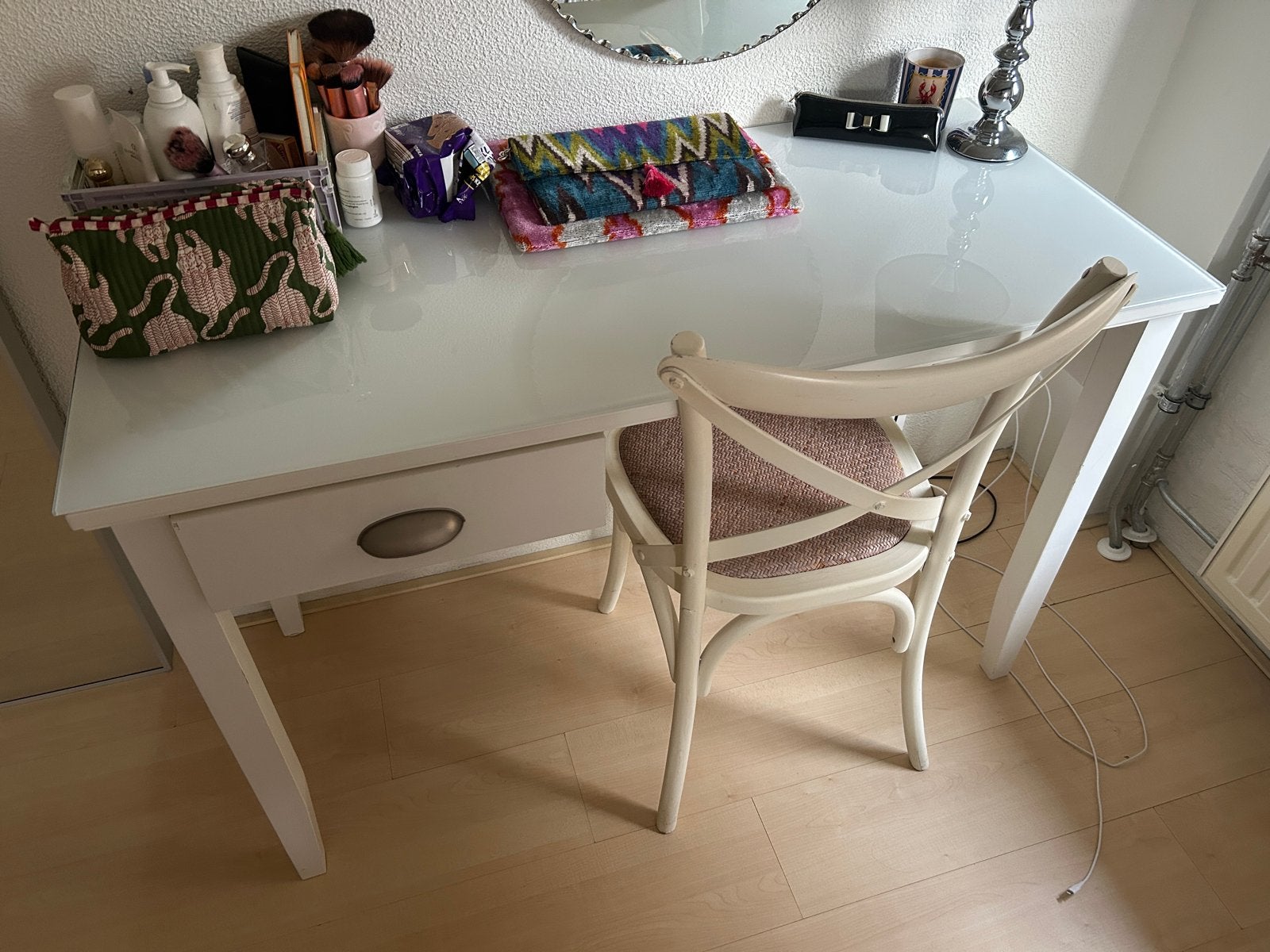 Wit bureau met glazen blad en lade, Huis en Inrichting, Ophalen, Overige typen, Gebruikt, Met lades