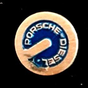 Porsche Diesel speld. rond donkerblauw, Verzamelen, Verzenden, Nieuw, Transport, Speldje of Pin