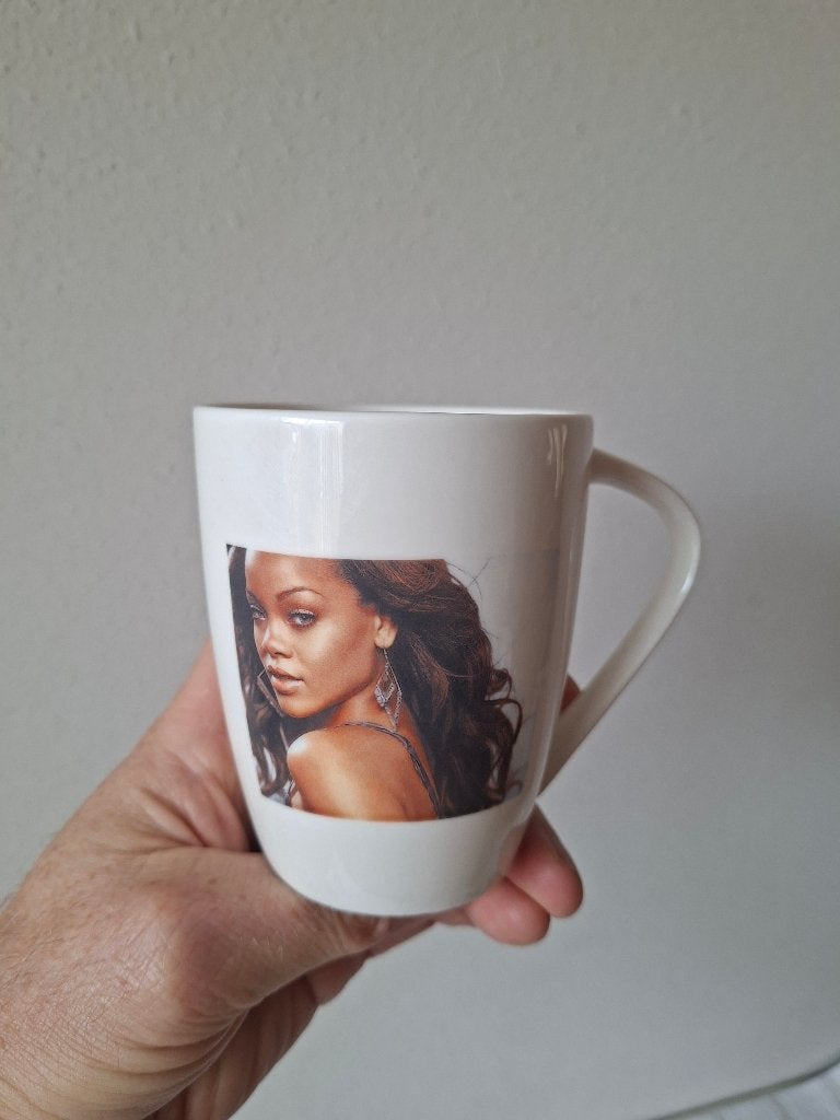 Porseleinen Mok met Zangeres Rihanna - Handbedrukt, Ophalen of Verzenden, Nieuw, Gebruiksvoorwerp