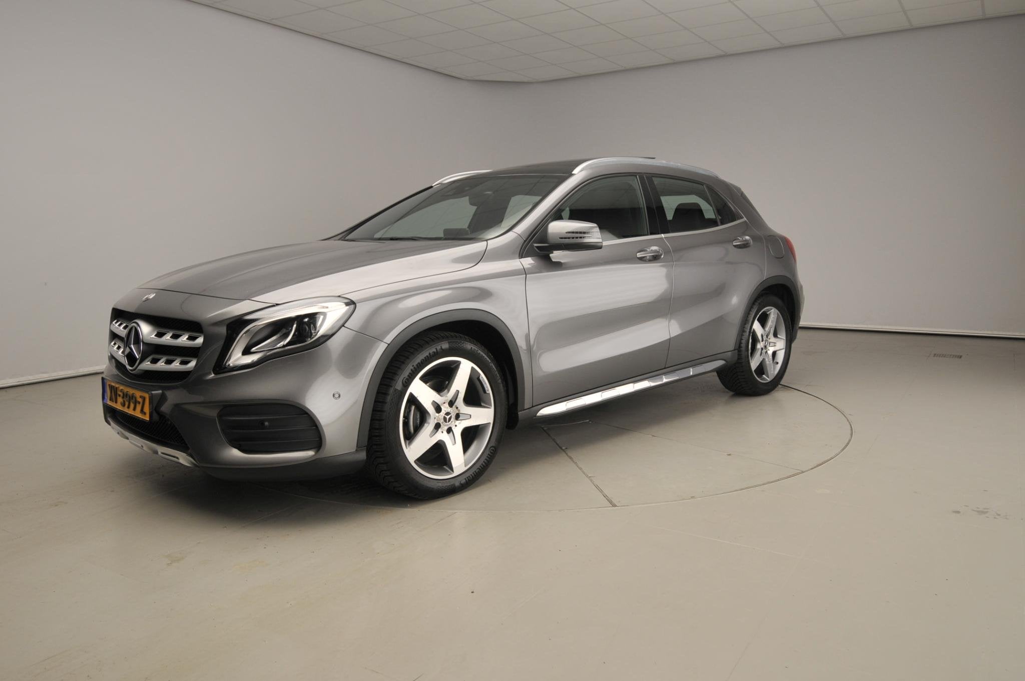 Mercedes-Benz GLA-klasse 180 Business Solution AMG | Panoram, Gebruikt, 4 cilinders, 715 kg, Leder en Stof