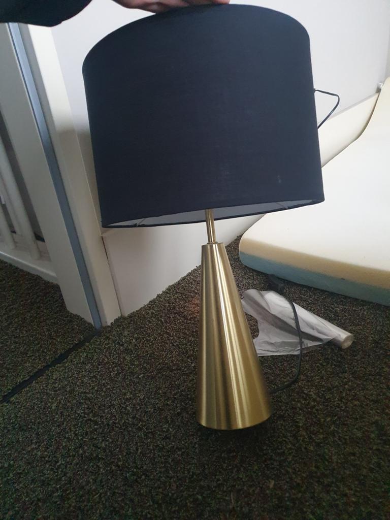 Elegante tafellamp met gouden voet en zwarte kap, 50 tot 75 cm, Modern, Luxe,Luxe, Ophalen of Verzenden, Zo goed als nieuw